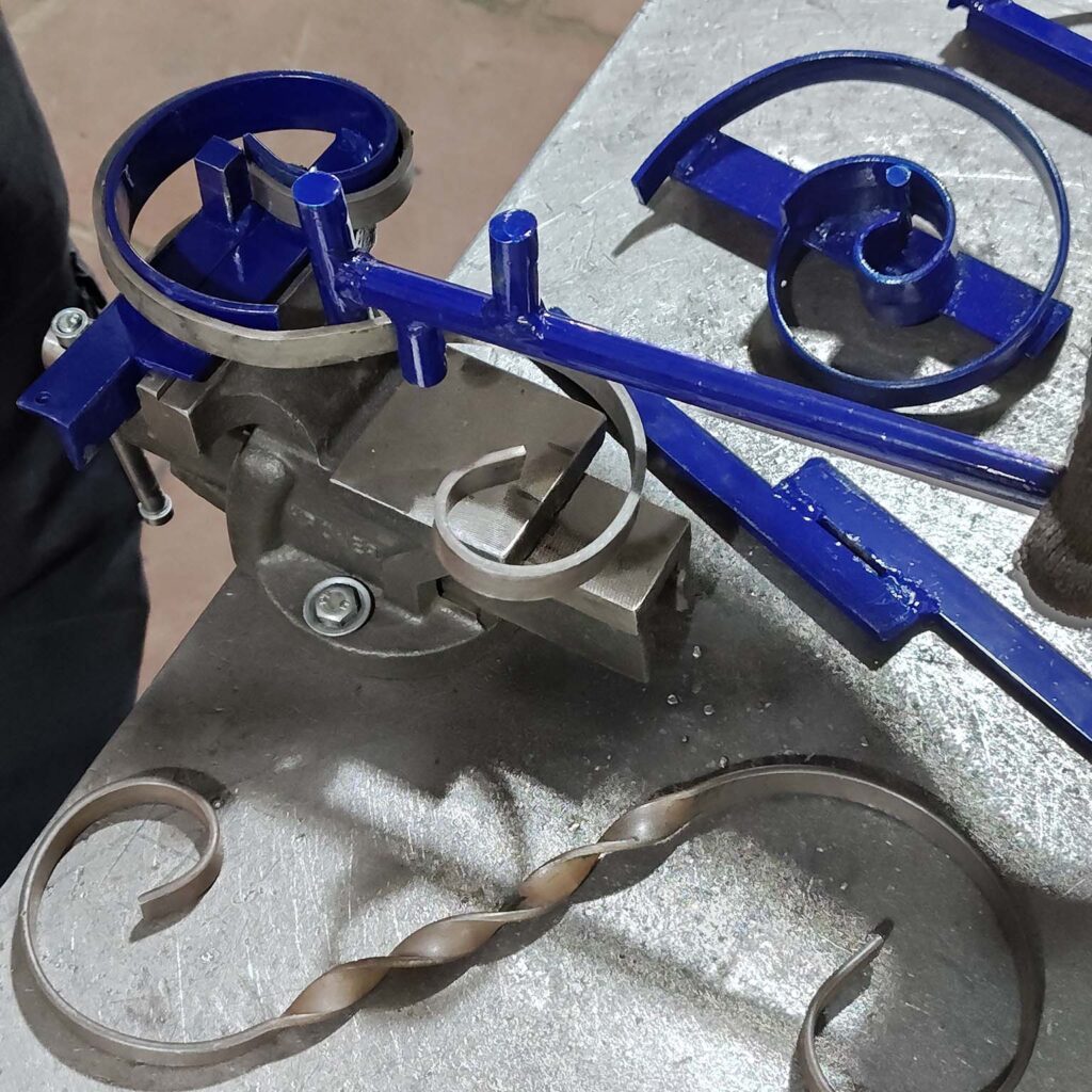 Moldes Gran Tótem junto a rulos de hierro realizados en frío